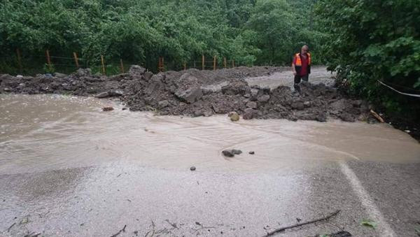 Ordu ve Giresun'da evleri su bastı, araçlar mahsur kaldı