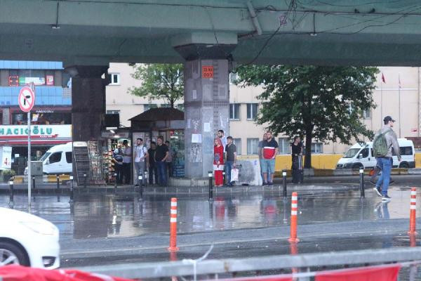 İstanbul'da yağmur hayatı felç etti ! Peş peşe kaza