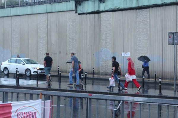 İstanbul'da yağmur hayatı felç etti ! Peş peşe kaza