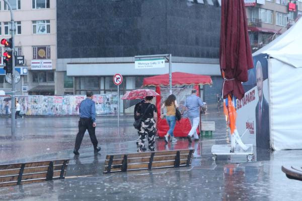 İstanbul'da yağmur hayatı felç etti ! Peş peşe kaza