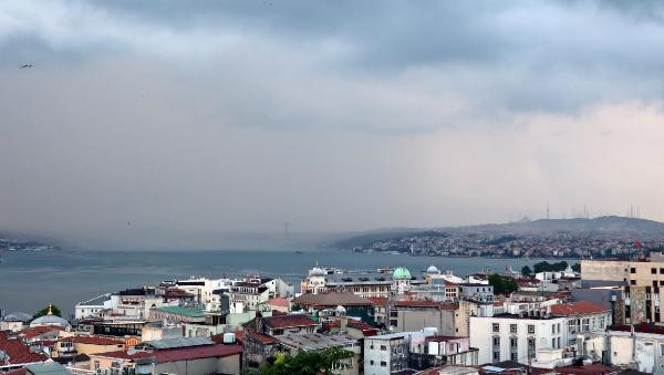 İstanbul'da şimşekler gökyüzünü aydınlattı