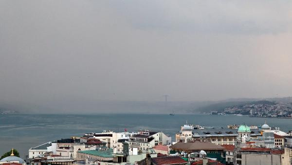 İstanbul'da şimşekler gökyüzünü aydınlattı