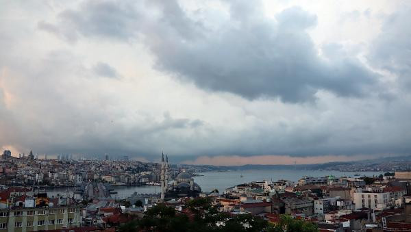İstanbul'da şimşekler gökyüzünü aydınlattı