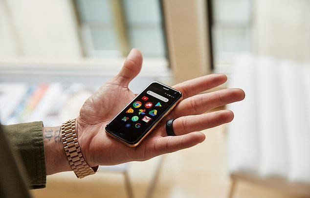 Dünyanın en küçük akıllı telefonu satışa çıktı