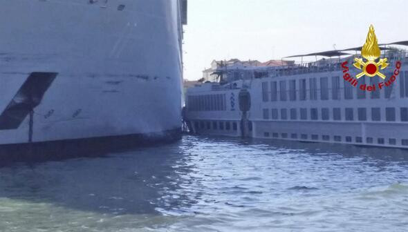 Cruise gemisi, yolcu gemisine ve limana çarptı