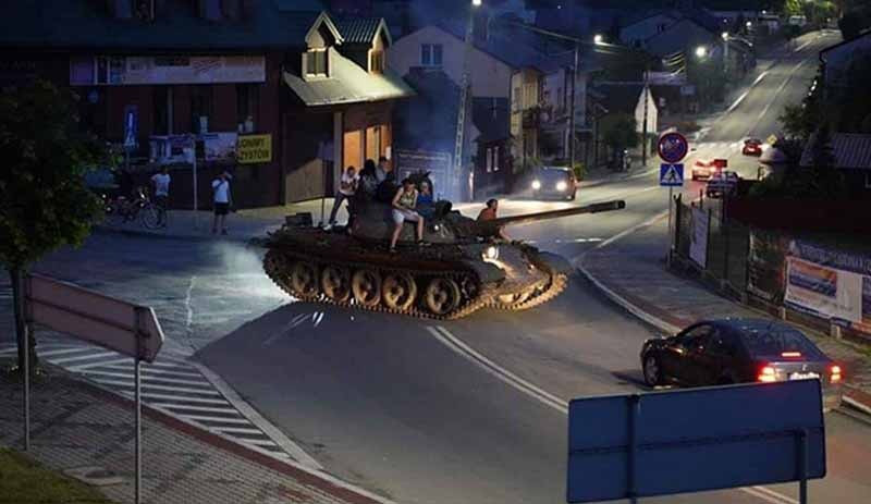Alkol alan grup askeri tank ile sokakları birbirine kattı