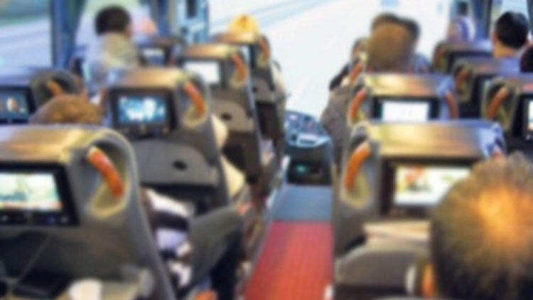 Otobüsün önünü kesip kadını darp ederek kaçırdılar