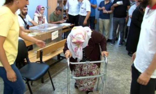 71 yaşındaki kadın oy kullanmaya yürüteçle geldi
