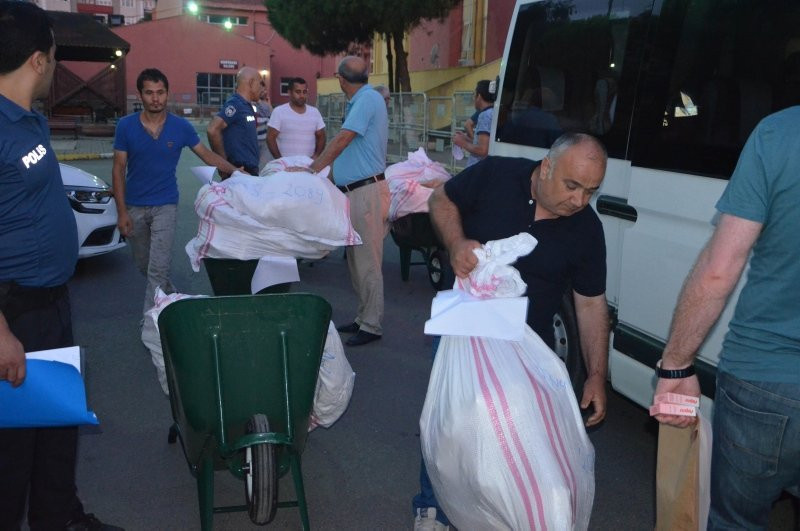 Oy pusulaları okullara böyle taşındı