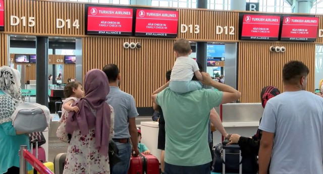 Oyunu kullanan havalimanına akın etti