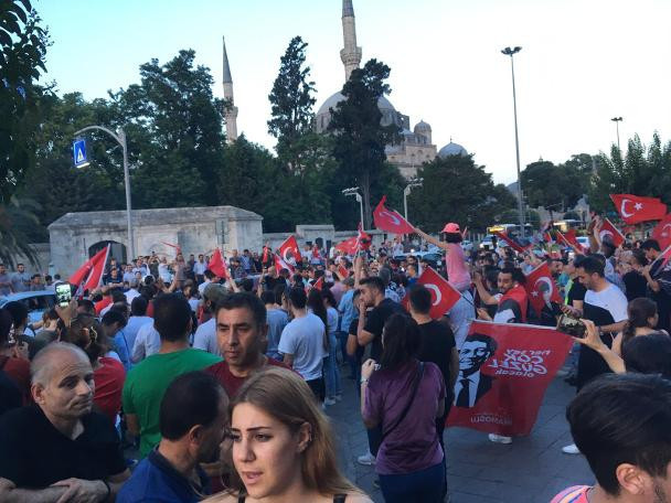 İstanbul Büyükşehir Belediyesi önünde İmamoğlu coşkusu