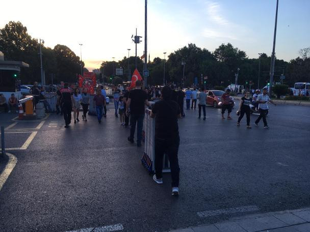 İstanbul Büyükşehir Belediyesi önünde İmamoğlu coşkusu