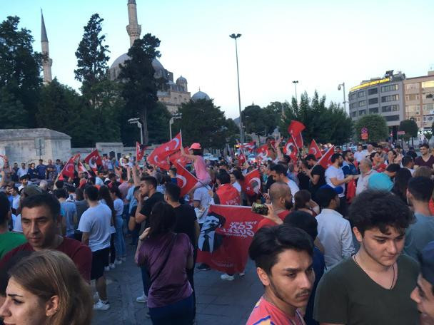 İstanbul Büyükşehir Belediyesi önünde İmamoğlu coşkusu