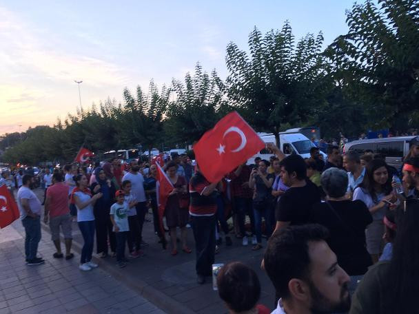 İstanbul Büyükşehir Belediyesi önünde İmamoğlu coşkusu