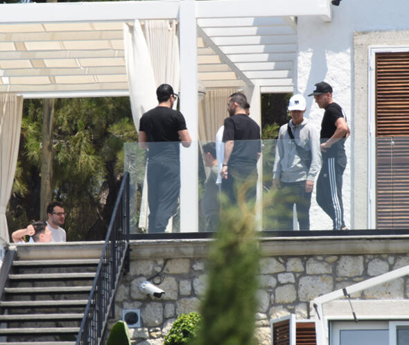 3 bin 500 metrekarelik araziye yaptırdı... Mesut Özil'in rüya villası !