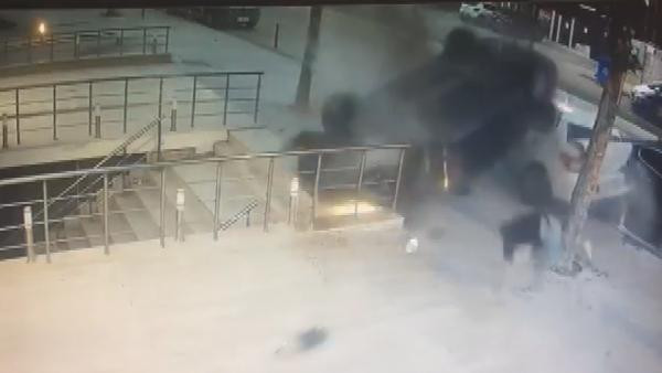 Takla atan araç kaldırıma düştü, ölümden döndüler