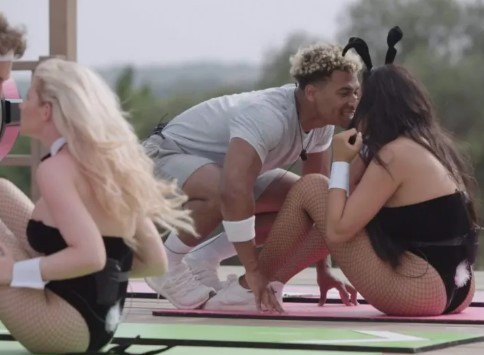 Kadın yarışmacıları Playboy tavşanı yaptılar !