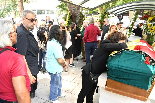 Tabut başında fotoğraf çektiren Selen Görgüzel ateş püskürdü