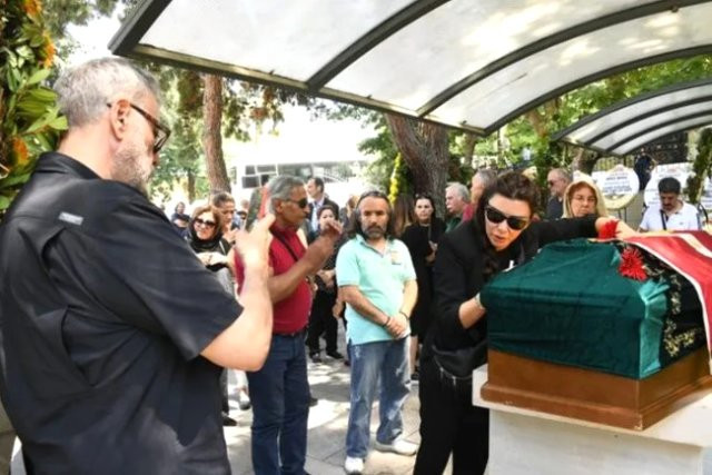 Tabut başında fotoğraf çektiren Selen Görgüzel ateş püskürdü