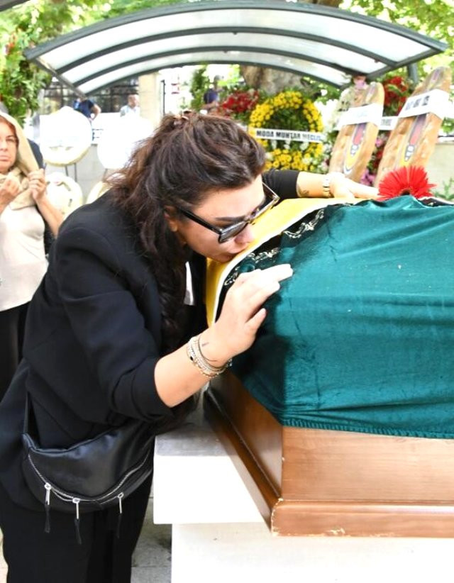 Tabut başında fotoğraf çektiren Selen Görgüzel ateş püskürdü