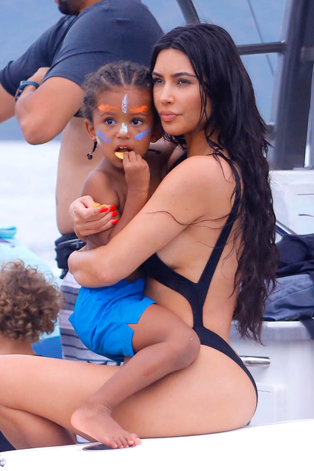 Kardashian tatilde ! Cesur mayokinisiyle yürek hoplattı