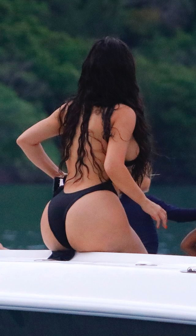 Kardashian tatilde ! Cesur mayokinisiyle yürek hoplattı