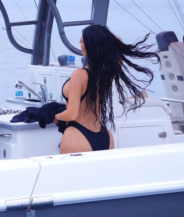 Kardashian tatilde ! Cesur mayokinisiyle yürek hoplattı