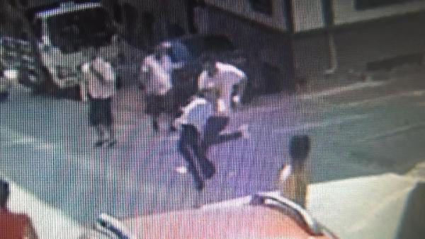 İstanbul'da genç kadına uçan tekme kamerada