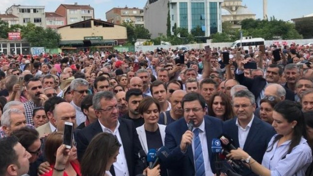 CHP'li Canan Kaftancıoğlu'na Adliye önünde büyük destek
