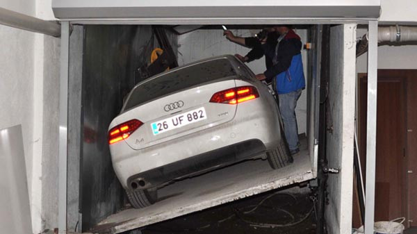 Asansörde kalan otomobil 3 yıl sonra çıkarıldı