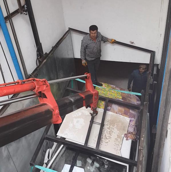 Asansörde kalan otomobil 3 yıl sonra çıkarıldı