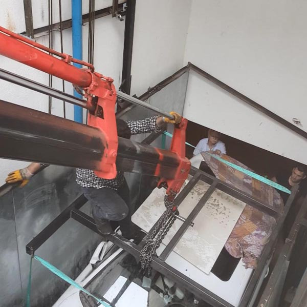 Asansörde kalan otomobil 3 yıl sonra çıkarıldı