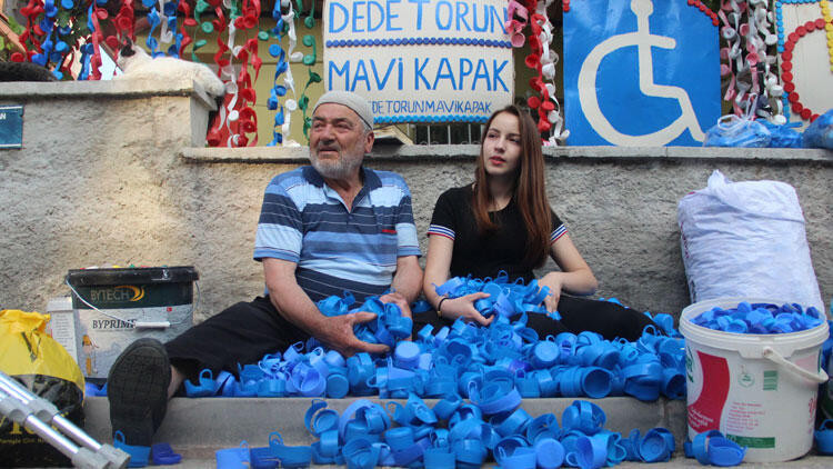 12 yıldır mavi kapak toplayan dede ve torununa büyük şok