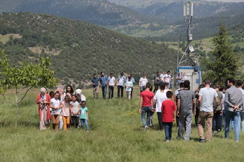 Bu görüntüler Türkiye'den... Eşlerini seçmek için dağda buluşuyorlar!