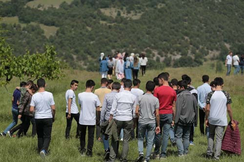Bu görüntüler Türkiye'den... Eşlerini seçmek için dağda buluşuyorlar!