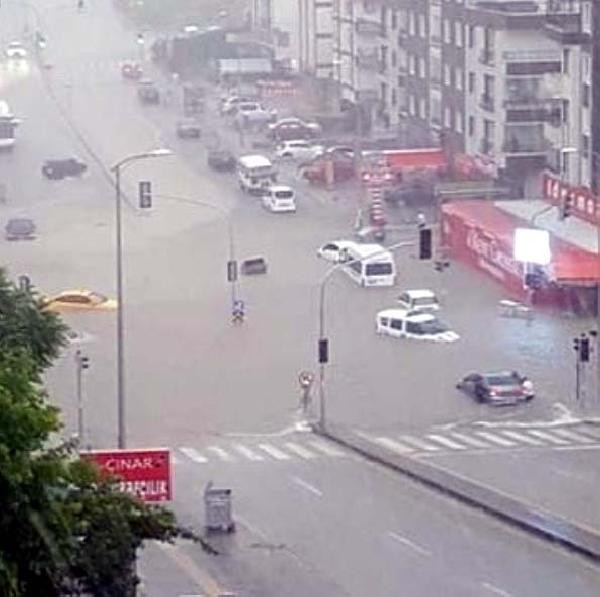 Ankara'yı sağanak vurdu ! Araçlar mahsur kaldı