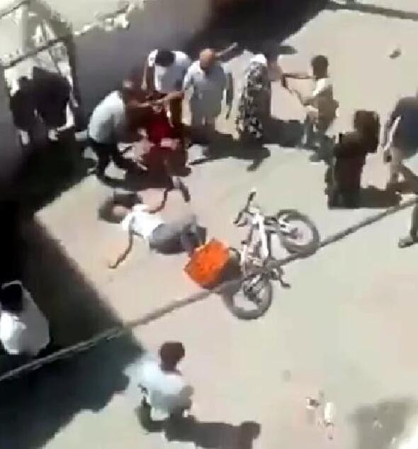 Sokak ortasında saç saça baş başa kavga - Resim: 2