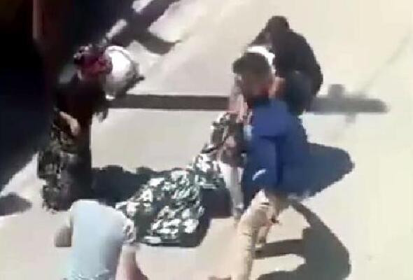 Sokak ortasında saç saça baş başa kavga - Resim: 4