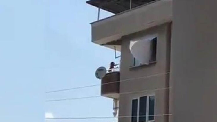 Minik çocuğun ölümle oyunu kamerada
