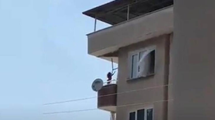 Minik çocuğun ölümle oyunu kamerada