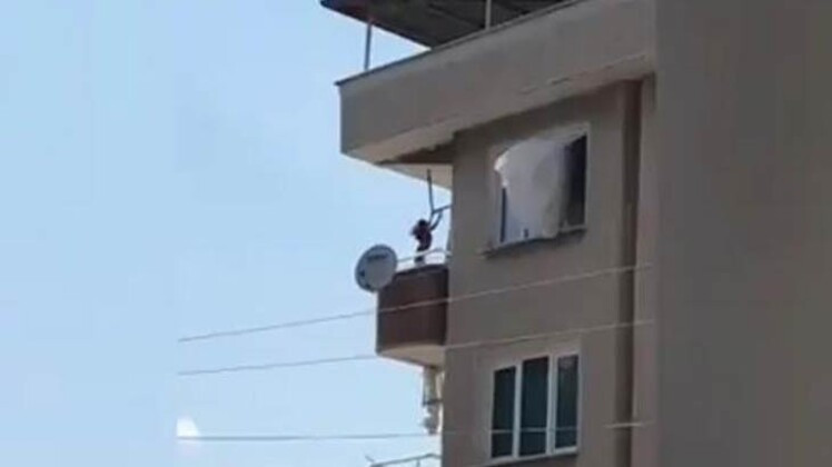 Minik çocuğun ölümle oyunu kamerada