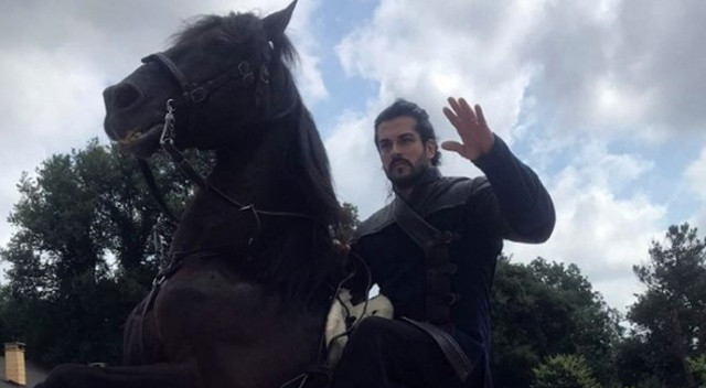Burak Özçivit'ten Osman Gazi pozu!