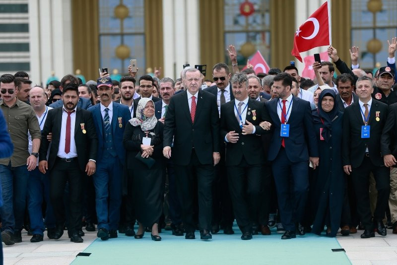 Erdoğan 15 Temmuz Anıtı başında dua etti