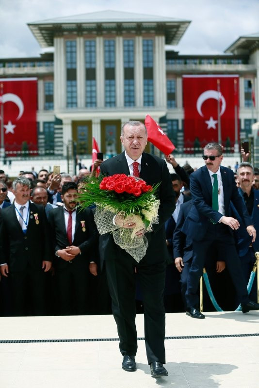 Erdoğan 15 Temmuz Anıtı başında dua etti