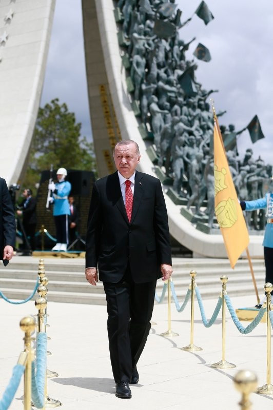 Erdoğan 15 Temmuz Anıtı başında dua etti