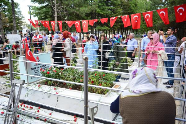 Kahraman Ömer Halisdemir'in mezarına ziyaretçi akını