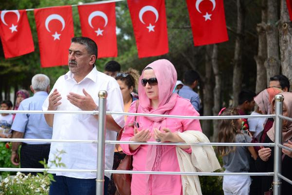 Kahraman Ömer Halisdemir'in mezarına ziyaretçi akını