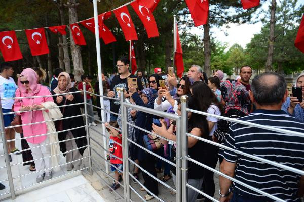 Kahraman Ömer Halisdemir'in mezarına ziyaretçi akını