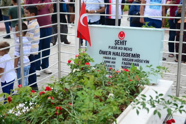 Kahraman Ömer Halisdemir'in mezarına ziyaretçi akını