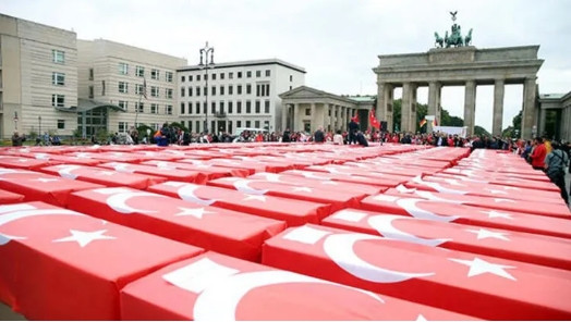 Almanya'nın tarihi meydanında Türk bayrağına sarılı 251 tabut!